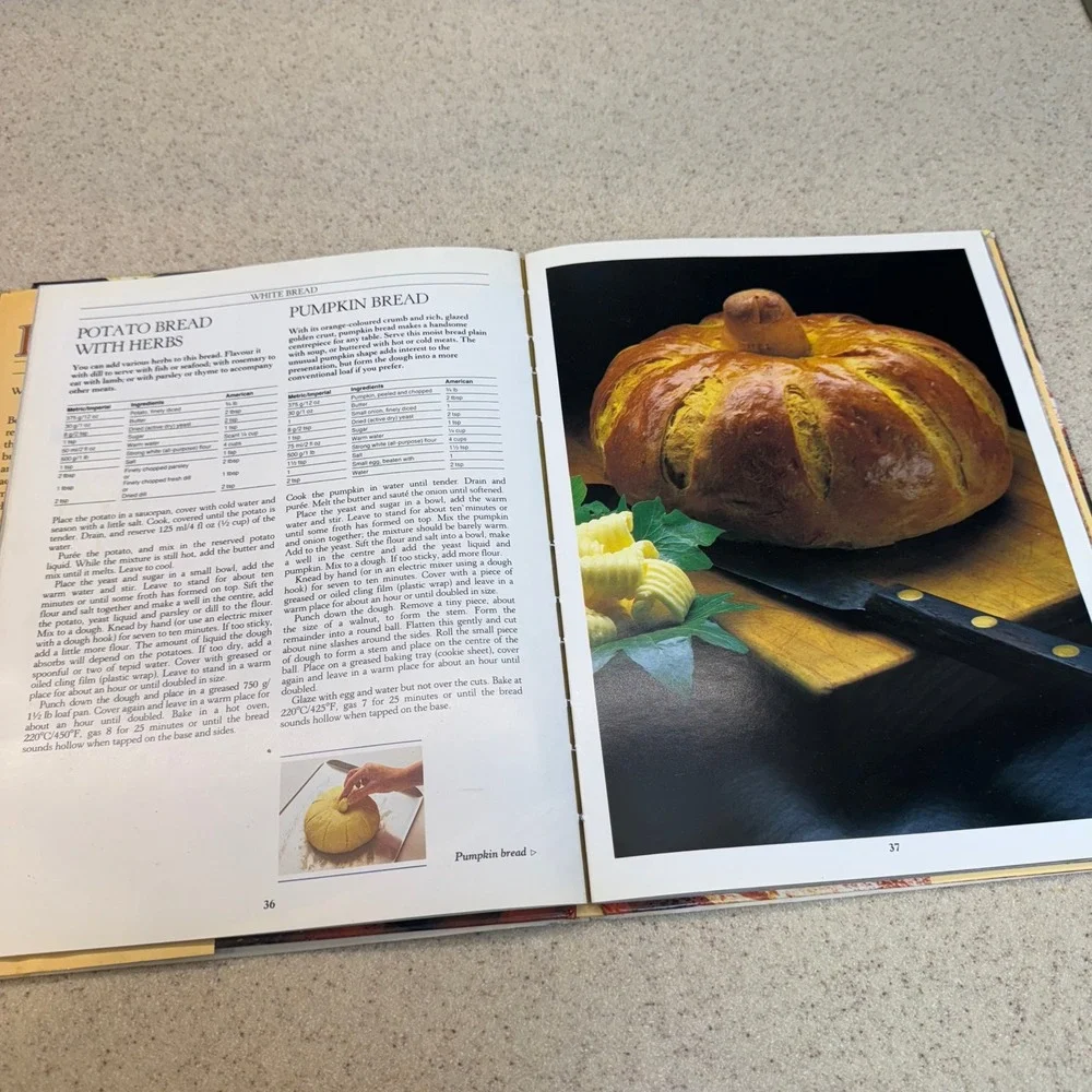 The Bread Book Beverley Sutherland‎ Smith 1986 Hardcover Cookbook Crescent Books